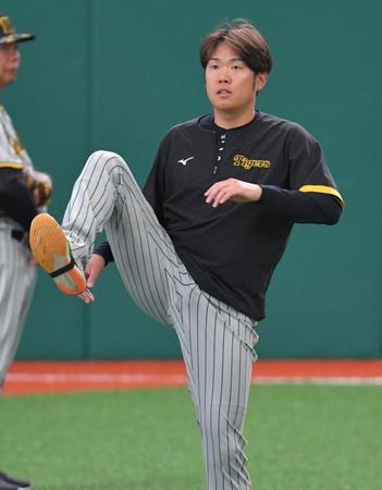 　外野で練習する西勇（撮影・西岡正）