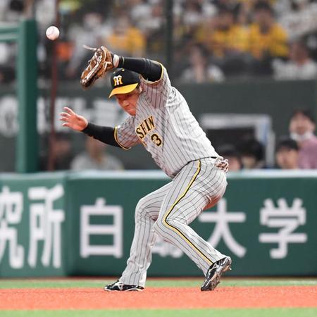　３回、川越の打球をファンブルする大山（撮影・棚橋慶太）