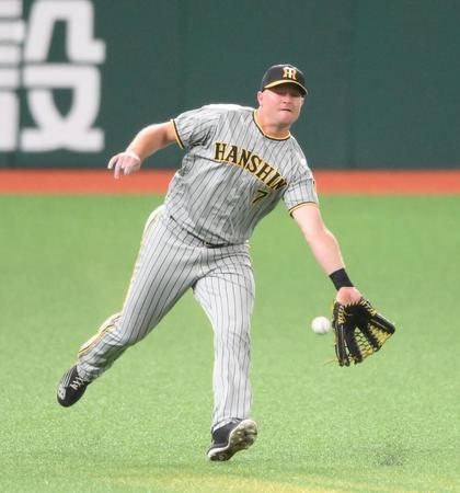 　１回、源田の打球をノイジーが後逸する（撮影・堀内翔）