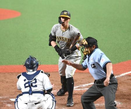 　８回、ストライクを見逃す佐藤輝（撮影・堀内翔）