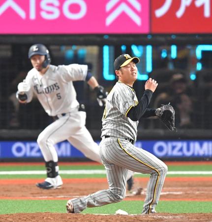 　７回、外崎（左）に適時打を浴びる西勇（撮影・西岡正）