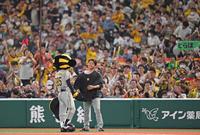 　ヒーローインタビューを終え、スタンドからの声援に笑顔を見せる村上