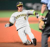 　１回、安打を放ち三塁へ滑り込む近本