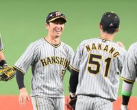 　試合後、中野（右）とタッチを交わす近本（撮影・堀内翔）