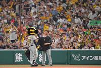 　ヒーローインタビューを終え、スタンドからの声援に笑顔を見せる村上（３０日）