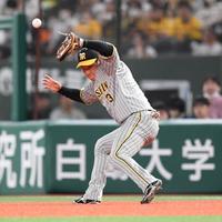 　３回、川越の打球をファンブルする大山（撮影・棚橋慶太）