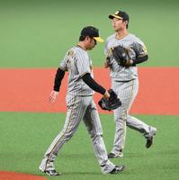 　７回途中、降板する西勇。後方は浜地（撮影・堀内翔）