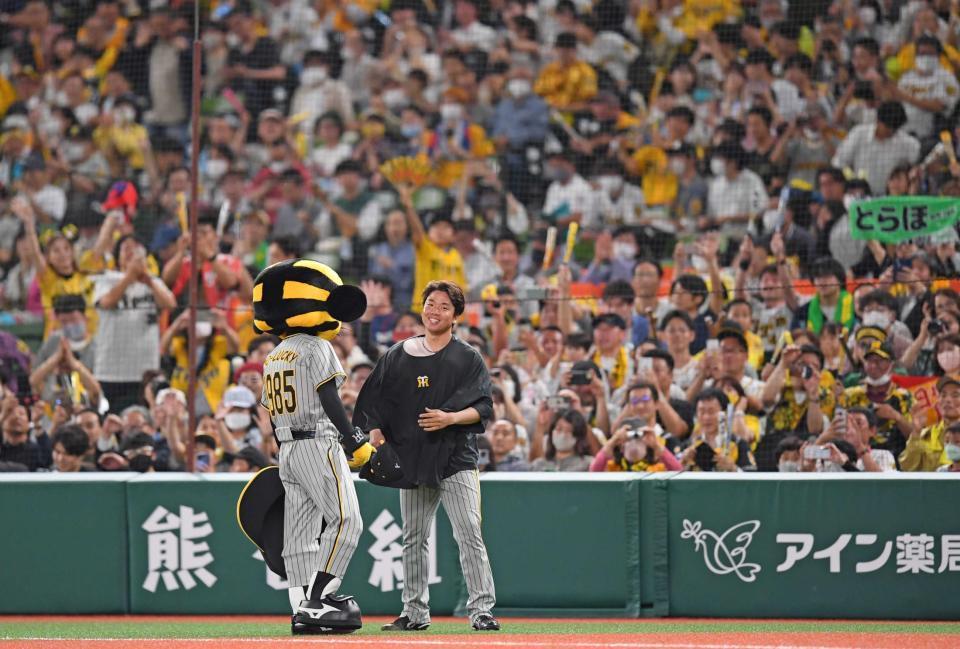 　ヒーローインタビューを終え、スタンドからの声援に笑顔を見せる村上（３０日）