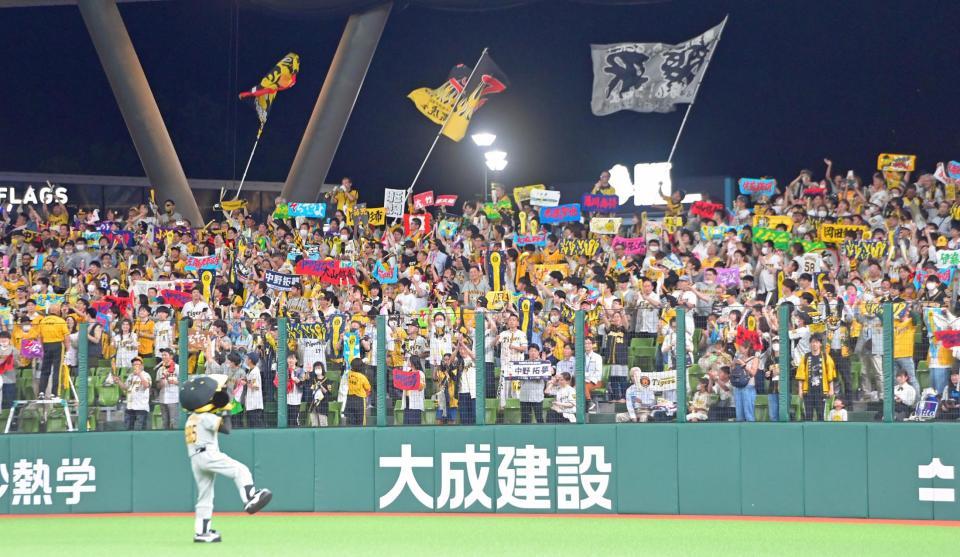 　六甲おろしを大合唱して盛り上がる阪神ファン（３０日）