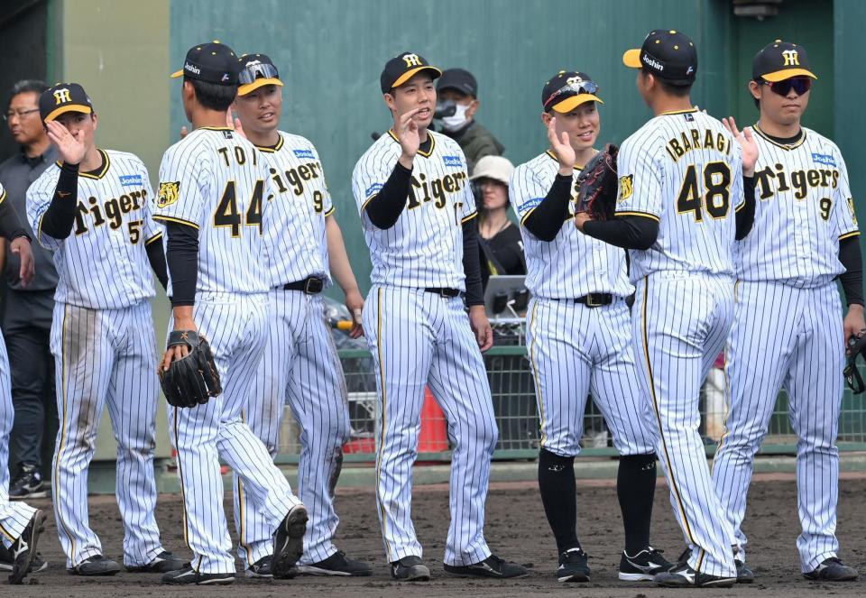 　中日に快勝し、ナインとタッチを交わす青柳（中央）＝撮影・高部洋祐