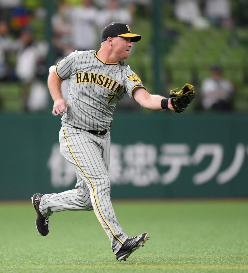 　１回、源田の打球を後逸するノイジー（撮影・棚橋慶太）