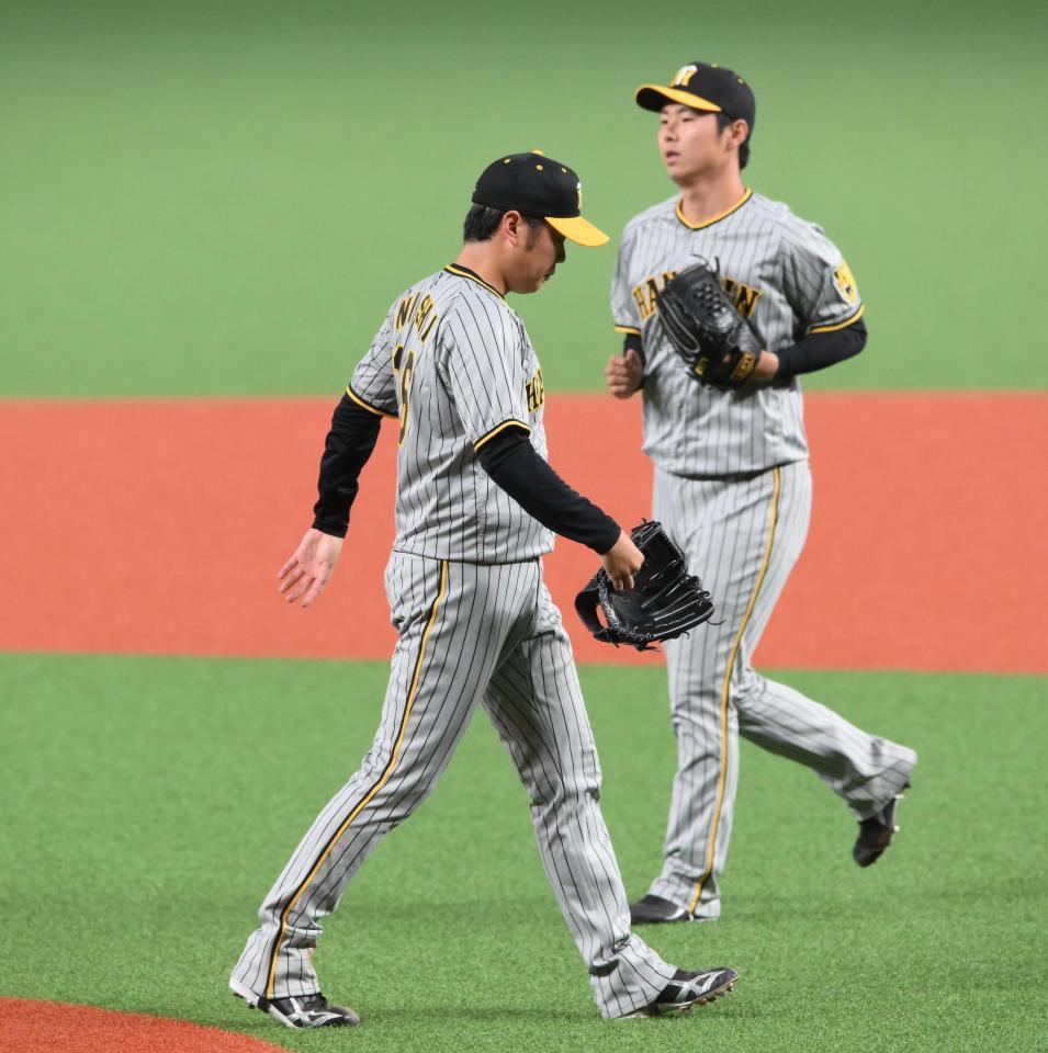 　７回途中、降板する西勇。後方は浜地（撮影・堀内翔）