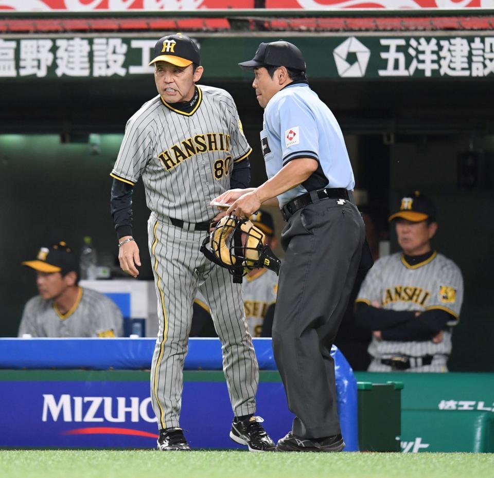 　７回、投手交代を告げる岡田監督（撮影・棚橋慶太）