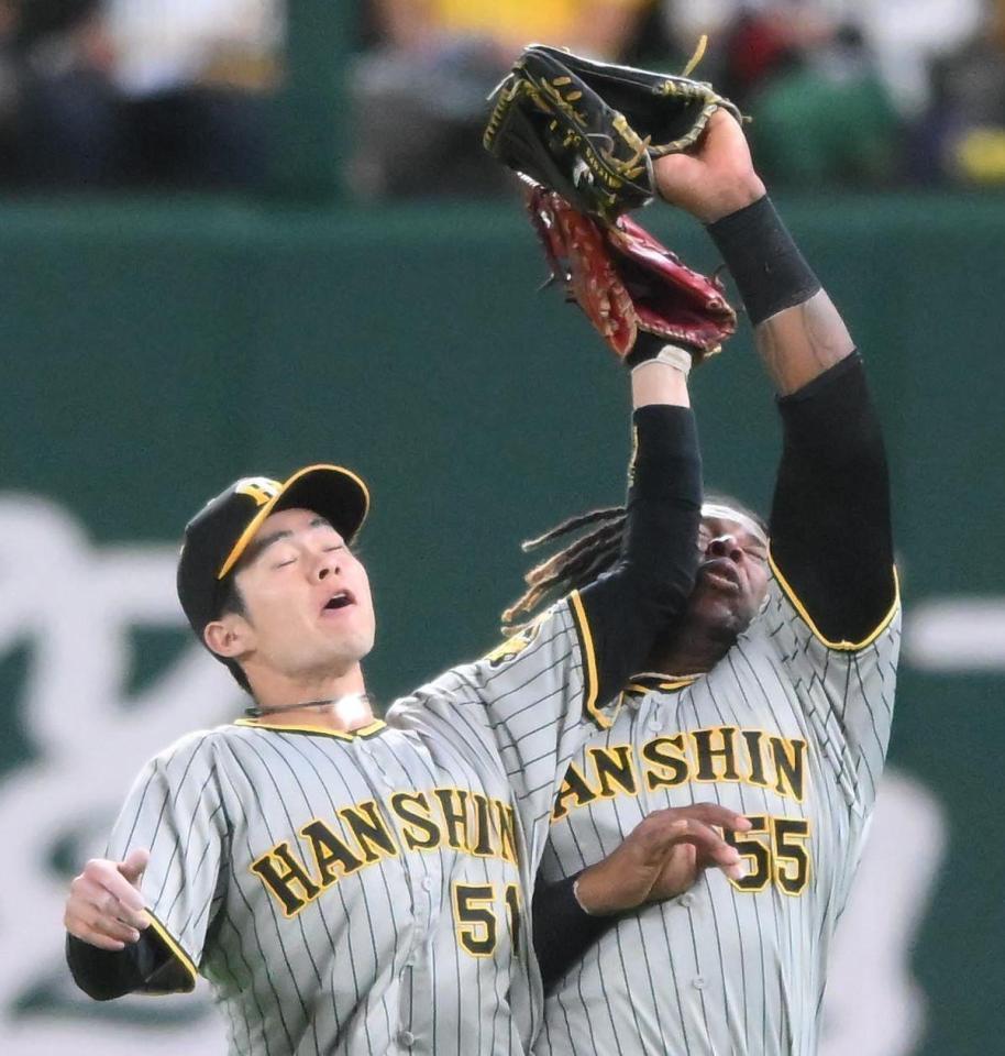 　８回、ボールを追う二塁手の中野（左）と右翼手のミエセス（撮影・堀内翔）