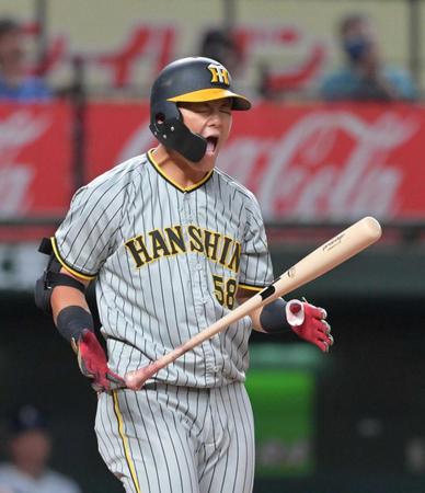 　４回、空振り三振を喫し、悔しさから絶叫する前川（撮影・立川洋一郎）