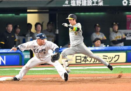 　７回、内野安打で出塁する近本（撮影・西岡正）　