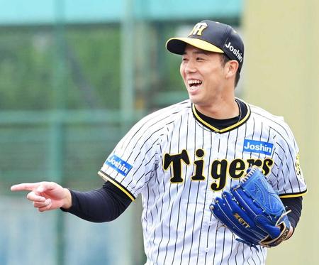 　２回を投げ終え、笑顔でベンチに戻る青柳（撮影・高部洋祐）