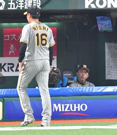 　７回、４失点で降板した西勇（左）の向こうで厳しい表情を見せる岡田監督（撮影・西岡正）