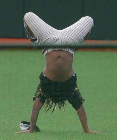 　練習中に逆立ちするミエセス（撮影・堀内翔）