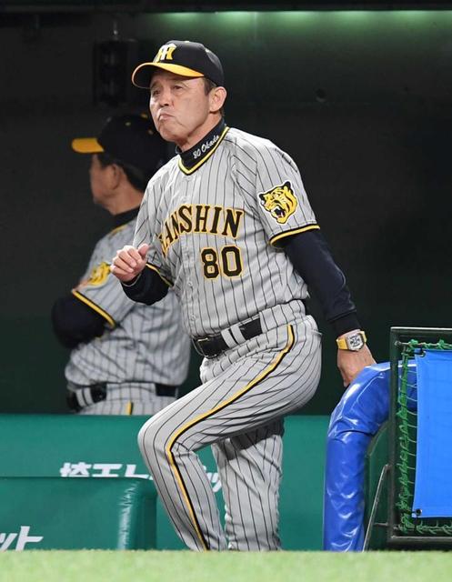 【写真】４失点降板でベンチに戻る西勇　目も合わせない阪神・岡田監督