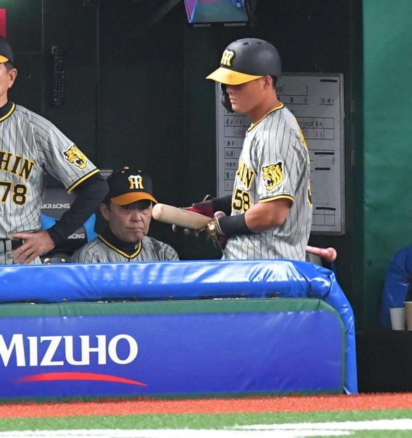 【写真】好機に空を切るバット　前川の横で厳しい表情の阪神・岡田監督