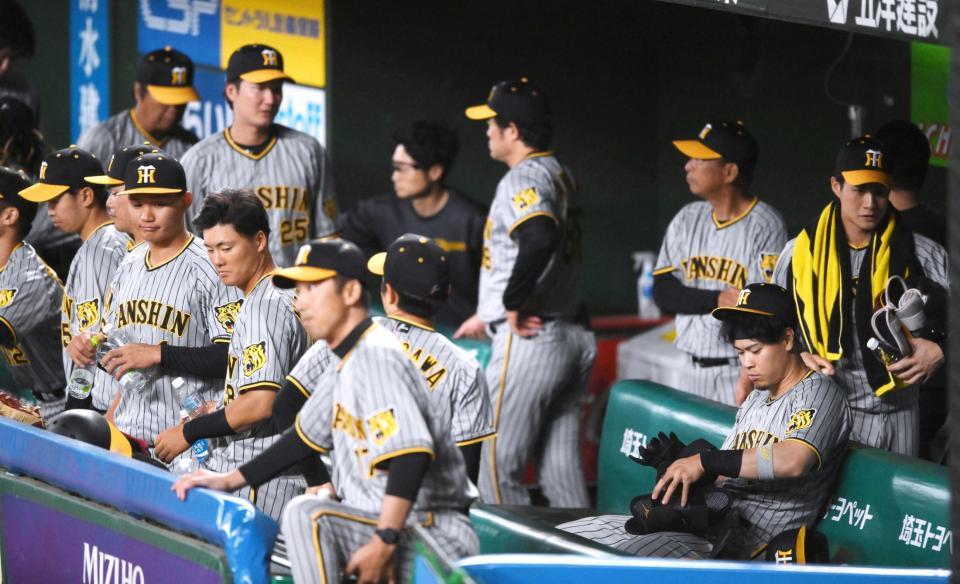 　完封負けを喫してベンチで肩を落とす佐藤輝（右端下）ら阪神ナイン（撮影・堀内翔）　
