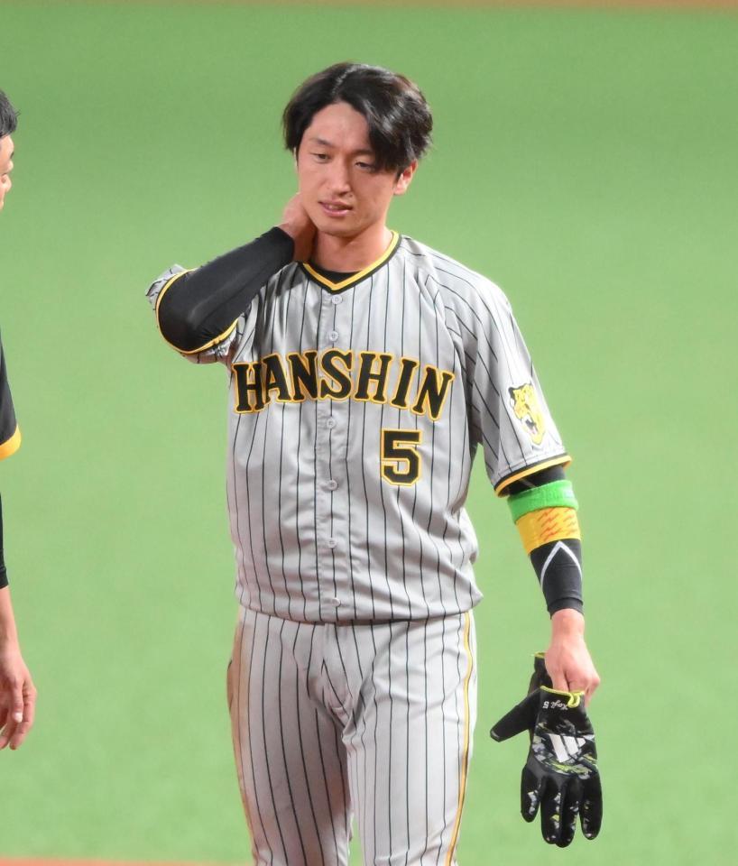 　５回、走塁中に首を痛めた近本（５月３１日）