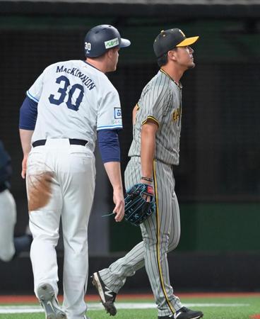 　２回、柘植に適時二塁打を打たれ逆転を許す伊藤将。左は生還した三走・マキノン（撮影・立川洋一郎）