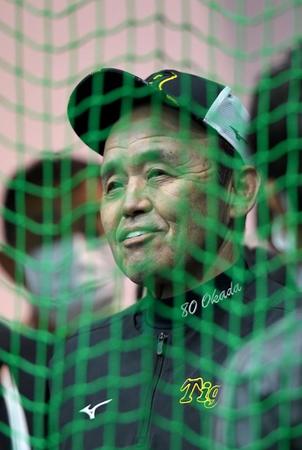 　記者の質問に答える岡田監督（撮影・北村雅宏）