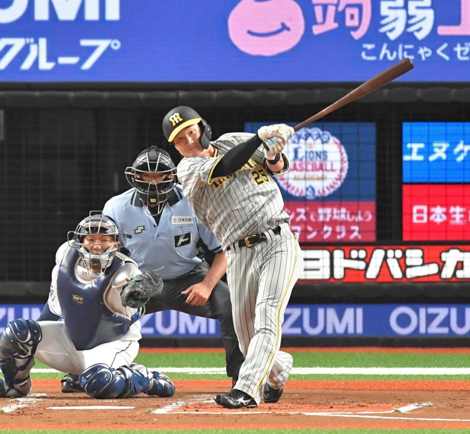 　２回、左翼線に先制打を放つ渡辺諒（撮影・西岡正）