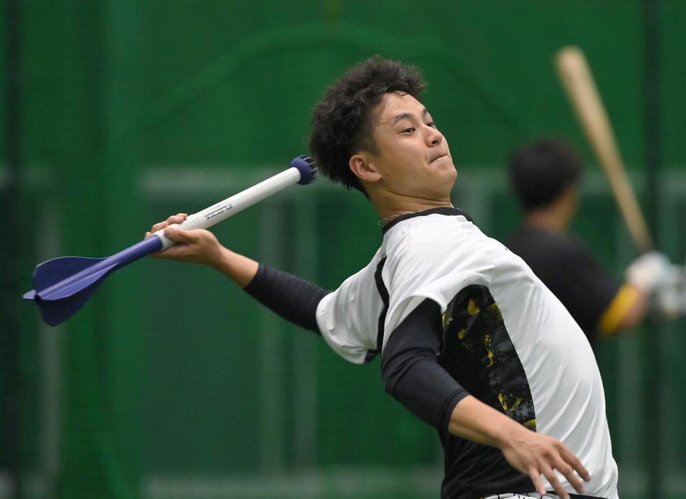 　器具を使ってトレーニングする大竹（撮影・高部洋祐）