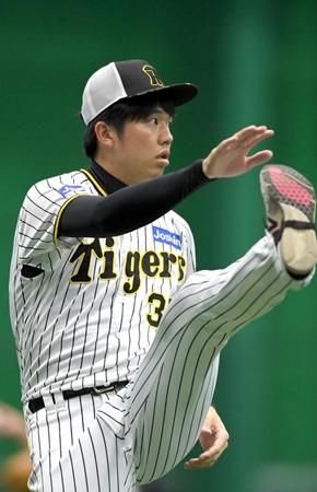 　ウオーミングアップする才木（撮影・北村雅宏）