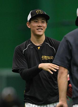 　練習で笑顔をみせる富田