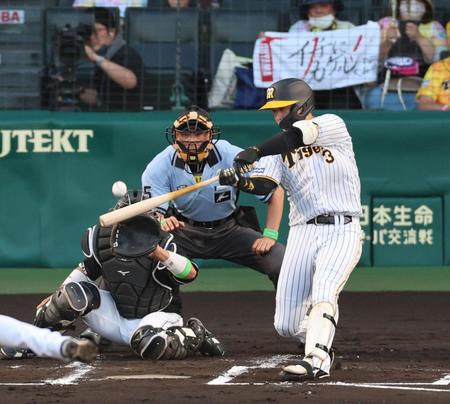 　１回、中越えに先制３ランを放つ大山（撮影・山口登）