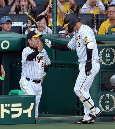 　１回、岡田監督は先制３ランを放った大山を迎える（撮影・山口登）