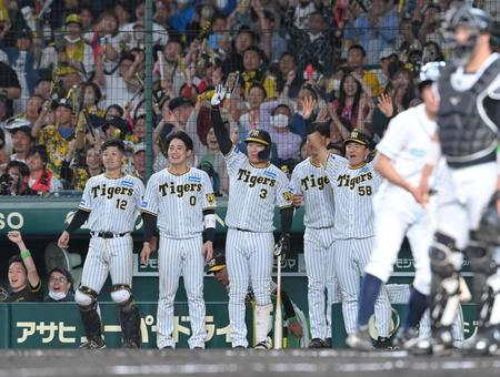 　８回、中野の適時三塁打を喜ぶ大山（中央）ら阪神ナイン（撮影・高部洋祐）