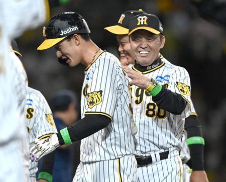 　岡田監督から祝福される小幡（撮影・飯室逸平）