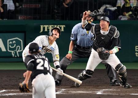 　７回、送りバントを失敗する木浪（撮影・山口登）