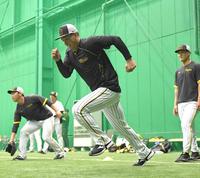 　ダッシュする森下（撮影・北村雅宏）