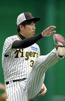 　ウオーミングアップする才木（撮影・北村雅宏）