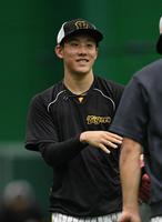 　練習で笑顔をみせる富田