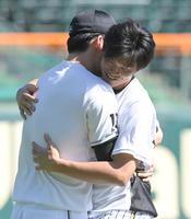 　試合前、佐々木朗（左）と抱き合う湯浅（撮影・高部洋祐）