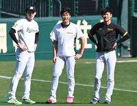 　談笑する（左から）佐々木朗、湯浅、及川（撮影・飯室逸平）