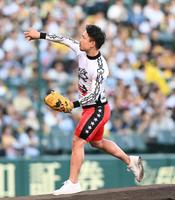　始球式で投球する古性優作（撮影・飯室逸平）