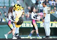 　花束を贈呈する白井美早子（左）と豊岡英子（撮影・飯室逸平）