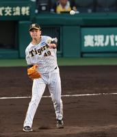 　３回、岡の打球を捕球し二塁へ送球する大竹（撮影・山口登）