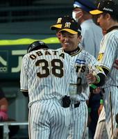 　岡田監督（右）はサヨナラ打を放った小幡を祝福する（撮影・山口登）