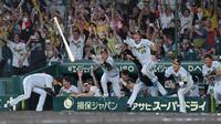 　１１回、小幡のサヨナラ打にベンチを飛び出す大竹（中央）ら阪神ナイン（撮影・高部洋祐）