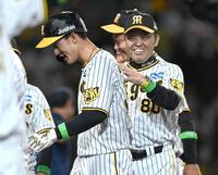 　岡田監督から祝福される小幡（撮影・飯室逸平）