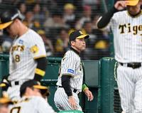 　１０回を終え、選手交代のためベンチを出る岡田監督（撮影・飯室逸平）